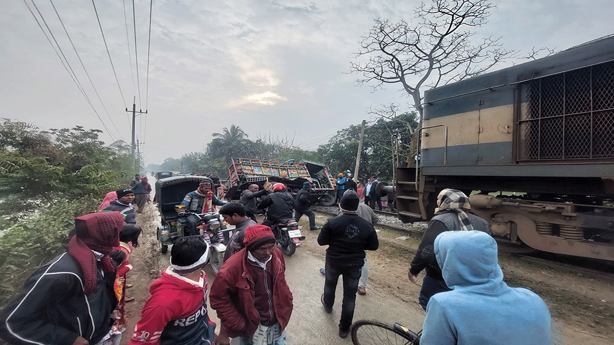 ভটভটিতে ট্রেনের ধাক্কা, নিহত ৩