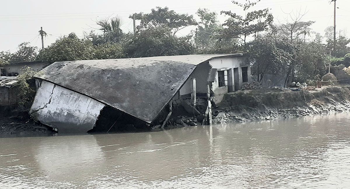 ঝুঁকিতে রামপালের স্বাস্থ্যকেন্দ্র ও আবাসন প্রকল্প