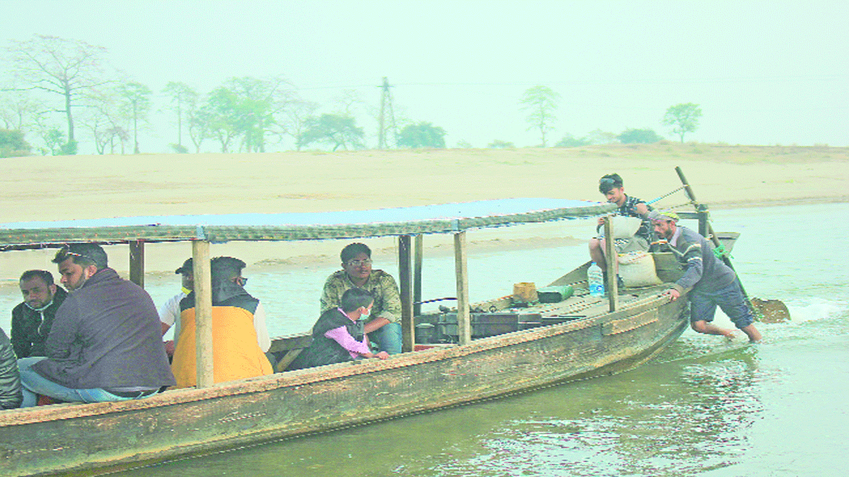 পর্যটক হারাচ্ছে ‘সাদাপাথর’