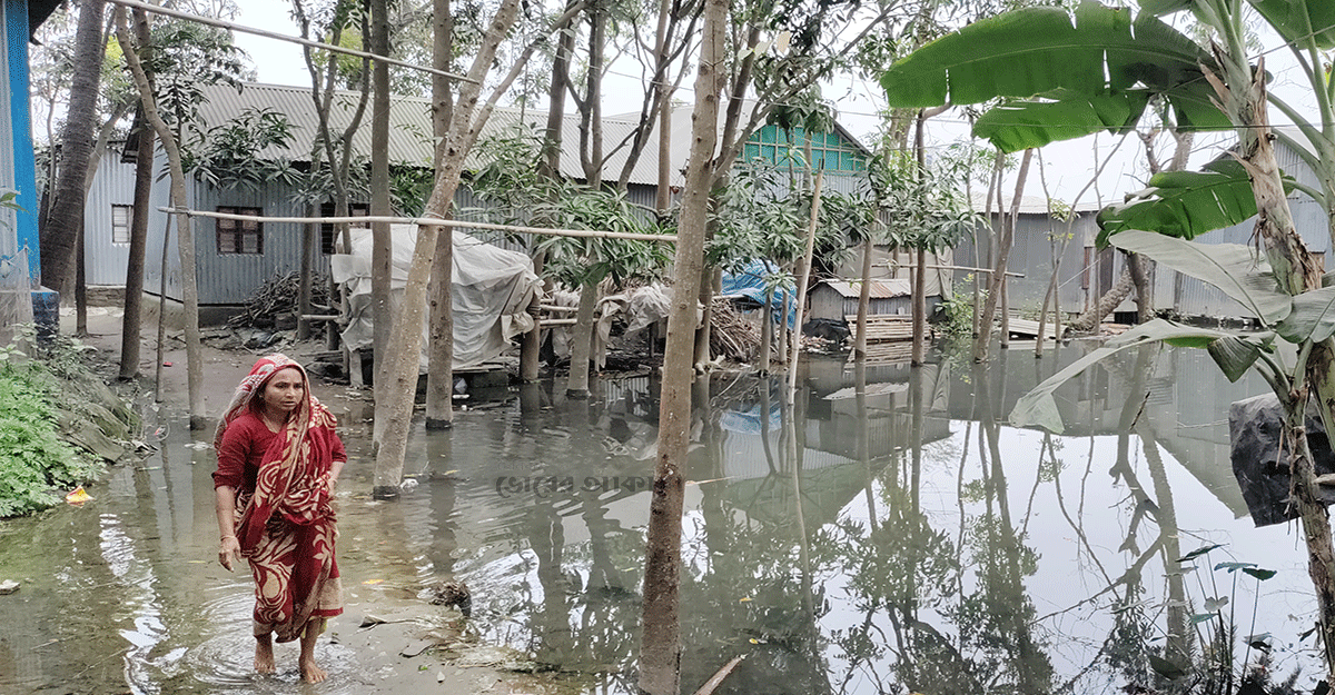 দীর্ঘ জলাবদ্ধতা, দুর্ভোগে শতাধিক পরিবার