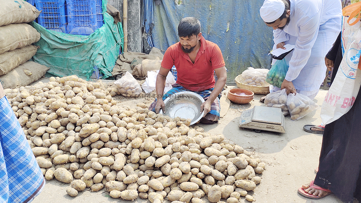 ২ কেজি চালের দামে ৮ কেজি আলু