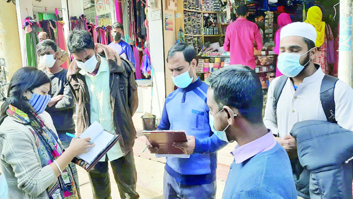 প্রশাসন দেখলেই মাস্ক পরছেন তারা