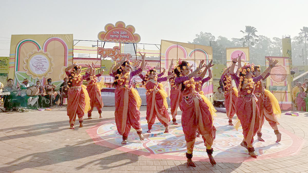 সোহরাওয়ার্দী উদ্যানের মুক্তমঞ্চে বসন্ত বরণ উৎসব