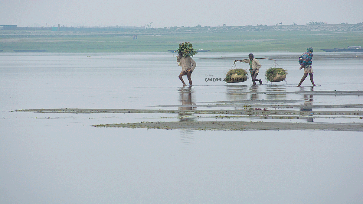 নৌ চলাচল বন্ধ, দুর্ভোগে তীরবর্তী মানুষ 