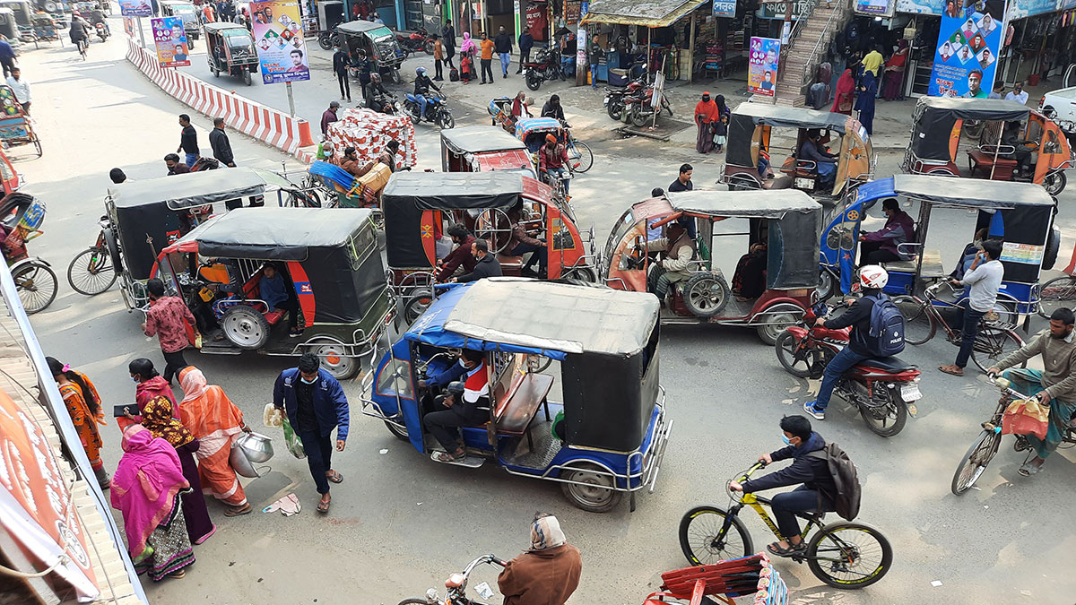 ইজিবাইকের দৌরাত্ম্য