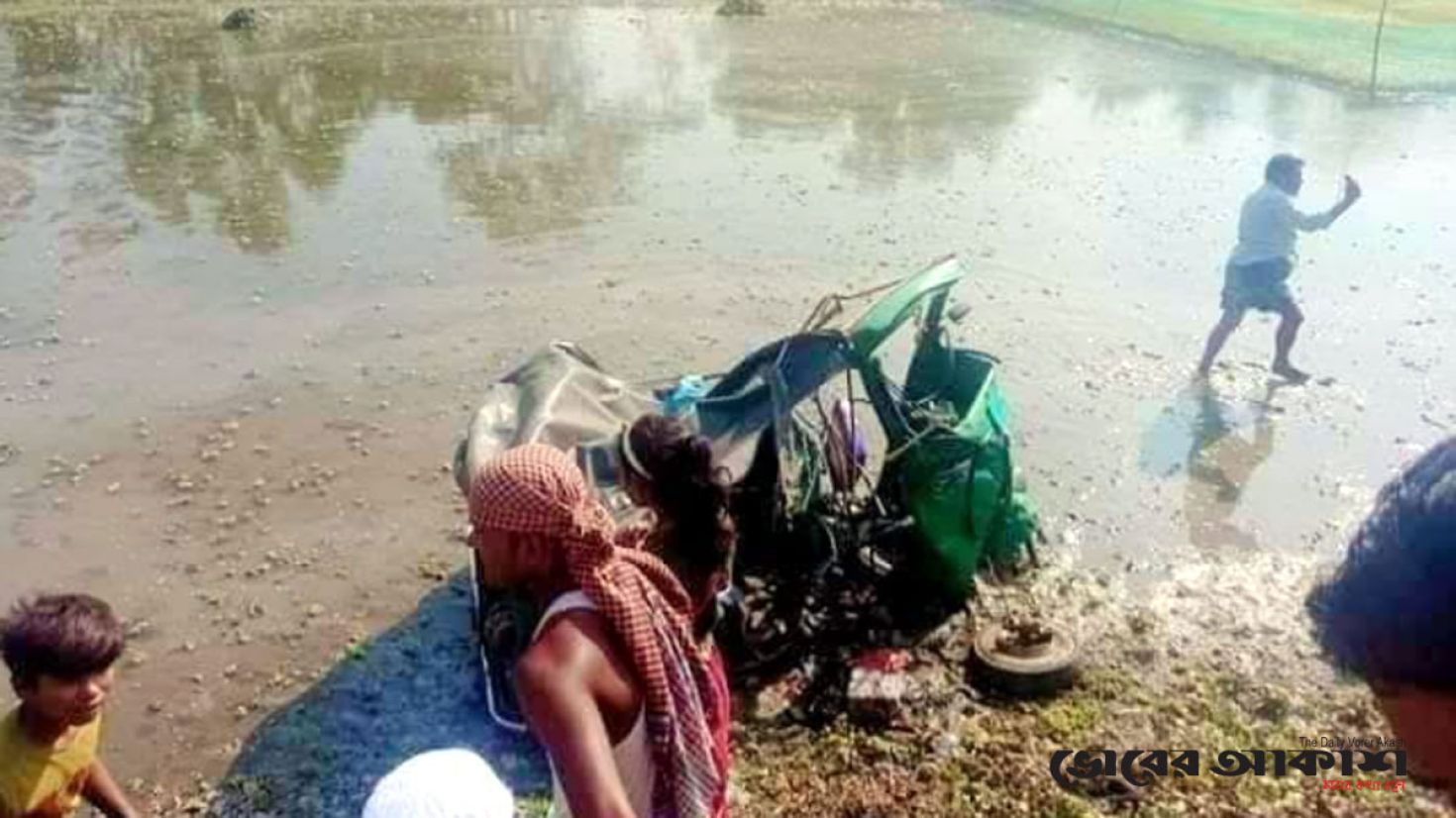 রেলক্রসিংয়ে ট্রেনের ধাক্কায় নিহত ৪