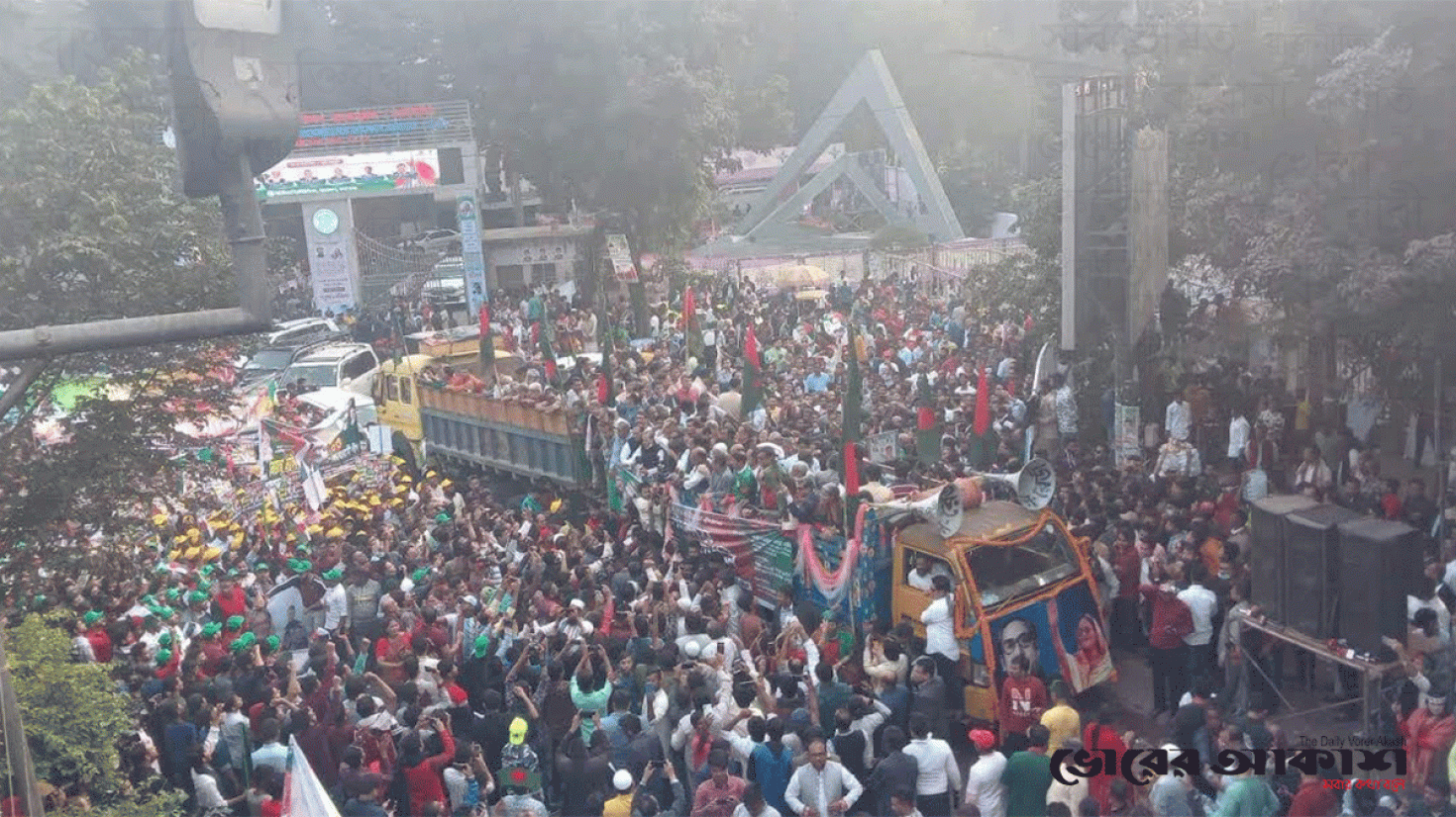 আওয়ামী লীগের বিজয় শোভাযাত্রায় মানুষের ঢল