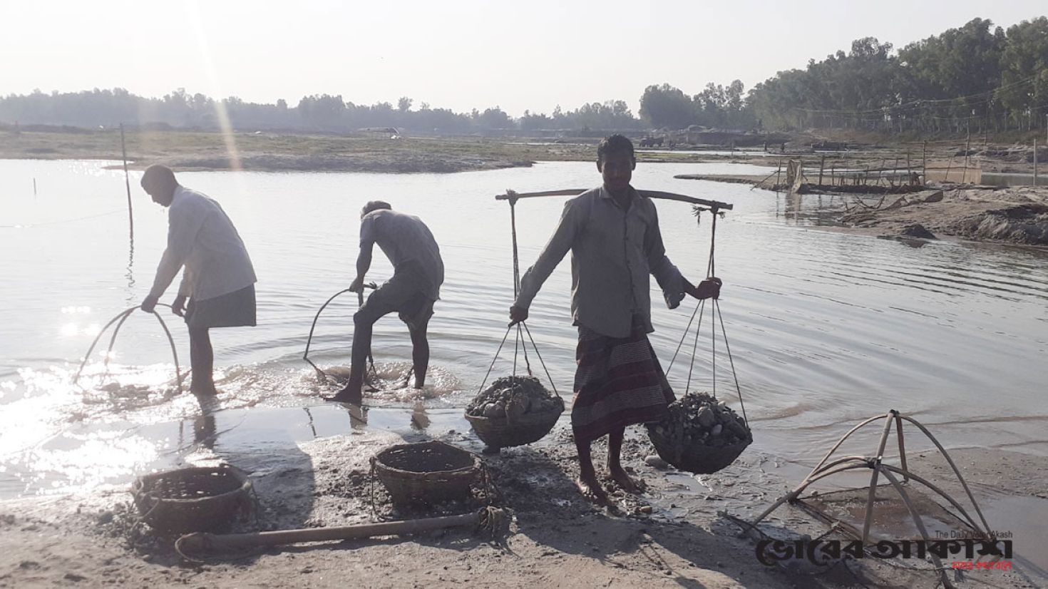 বরফজলে চলে পাথর শ্রমিকের জীবিকা