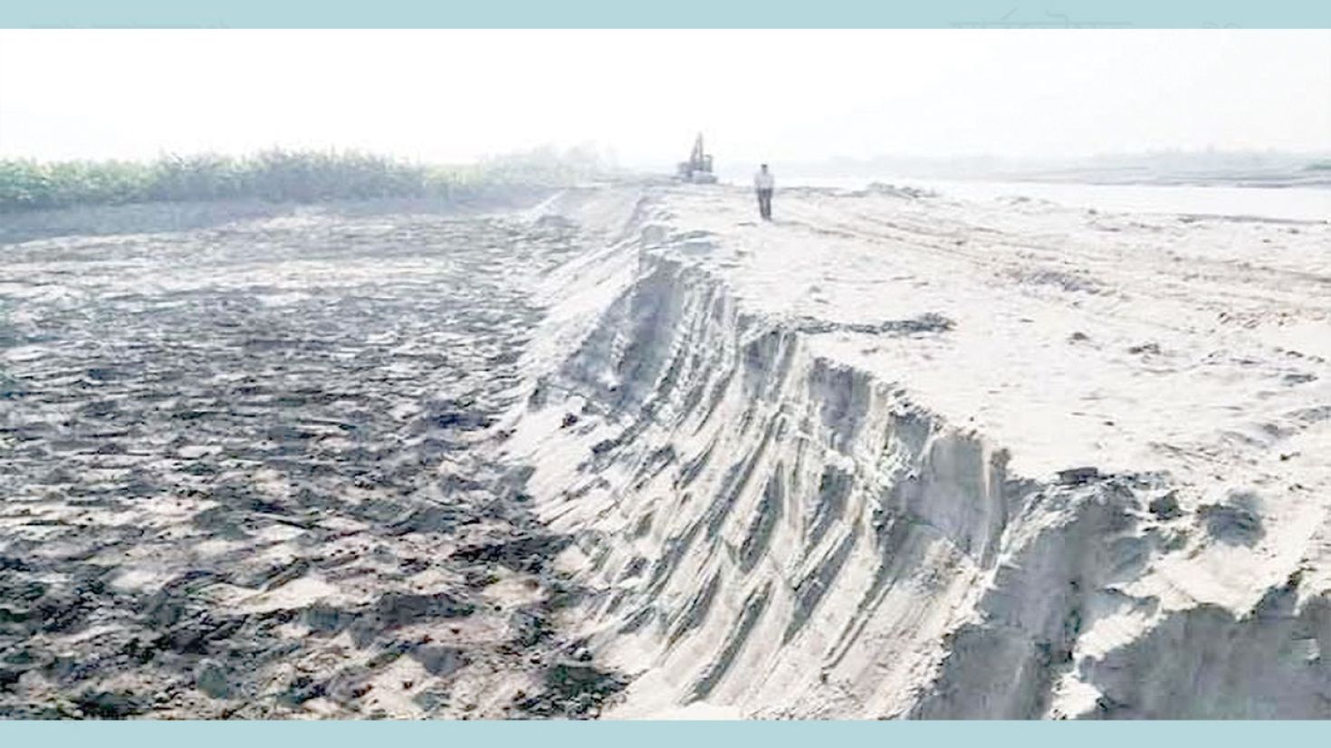 নিষেধাজ্ঞার পরও পাউবোর নদীর পাড় কেটে বালু বিক্রি