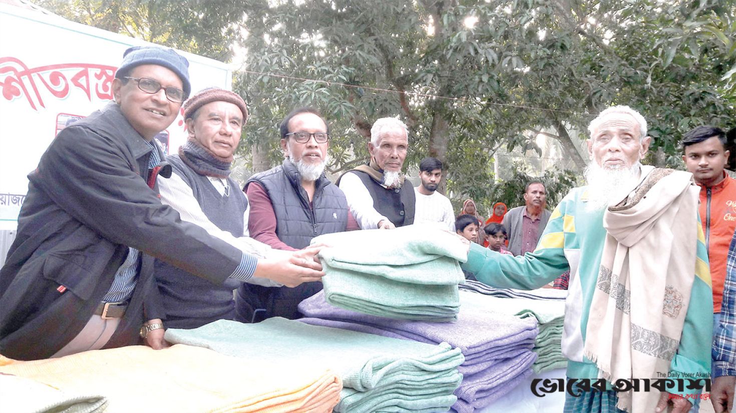 নড়াইলে শীতার্তদের মাধে শীতবস্ত্র বিতরণ