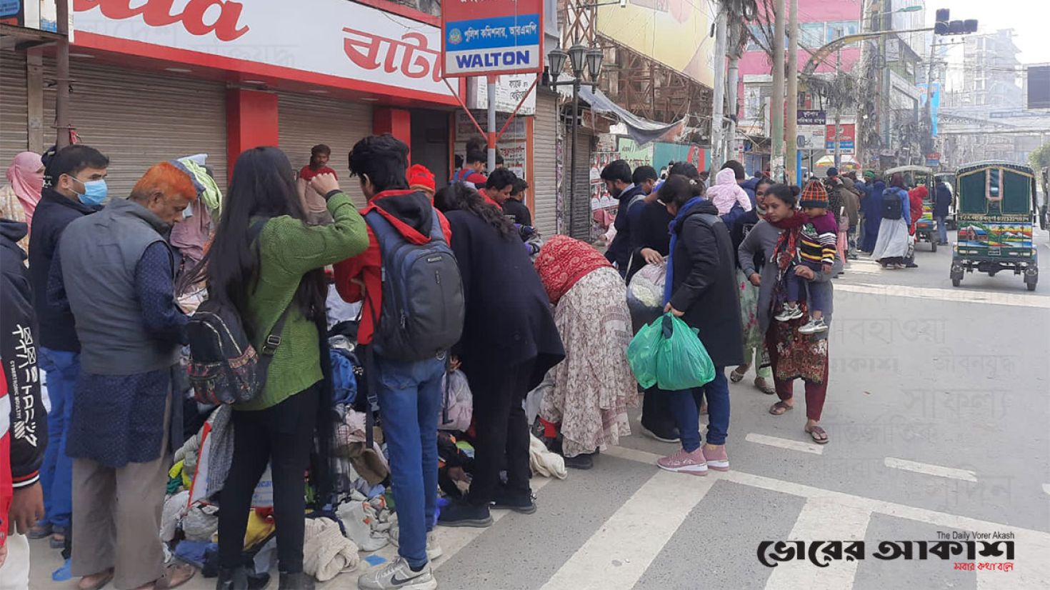 রাজশাহীর ফুটপাতে জমে উঠেছে শীত বস্ত্র বেচাকেনা