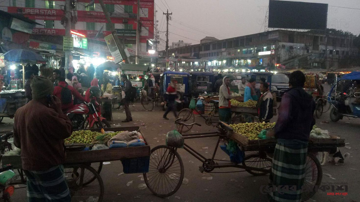 বাসস্ট্যান্ড এলাকায় ফুটপাত দখল করে অবৈধ দোকানপাট