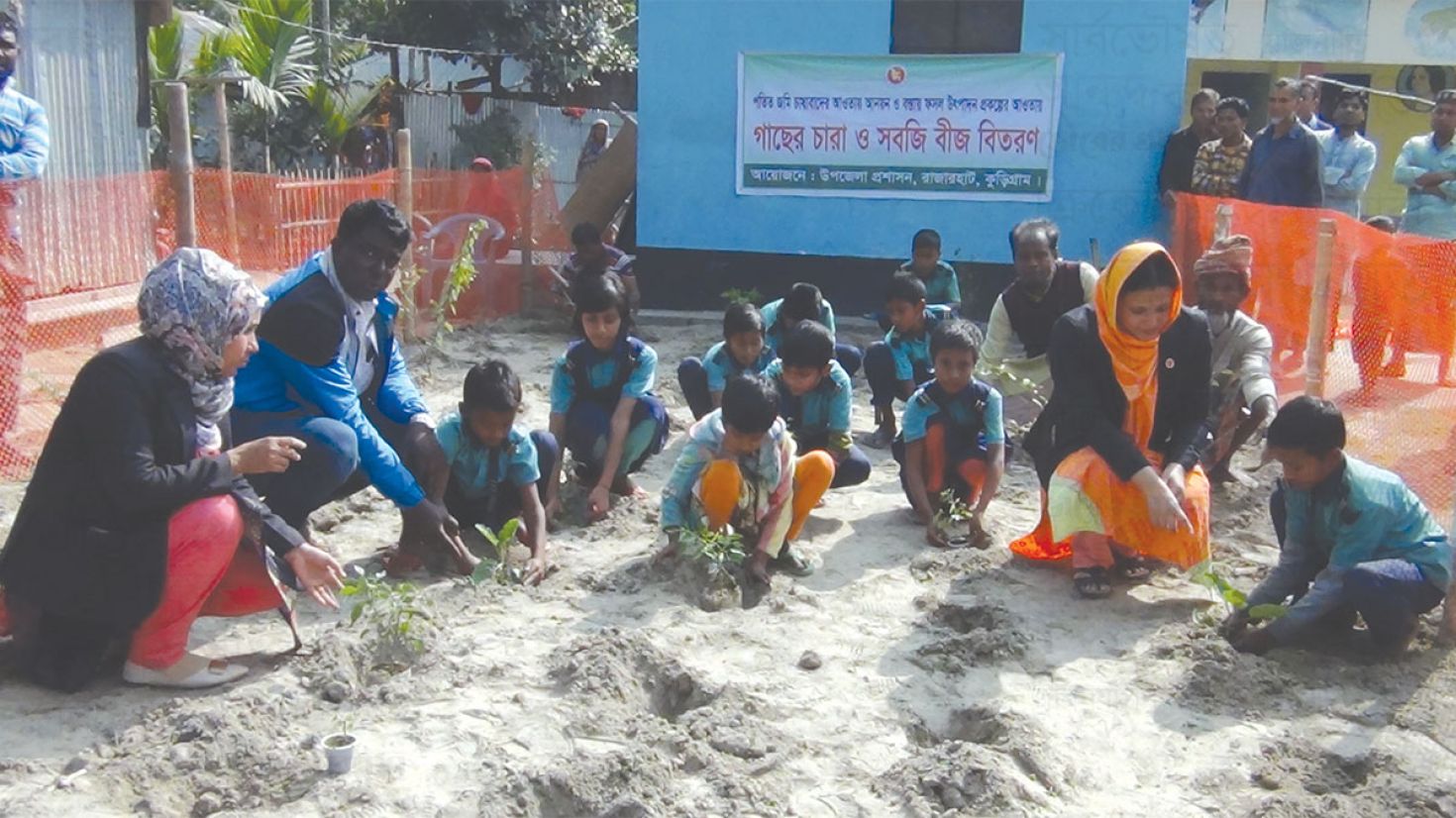 আশ্রয়ণ প্রকল্পে ঘর পাওয়াদের বস্তায় ফসল উৎপাদনের উদ্যোগ