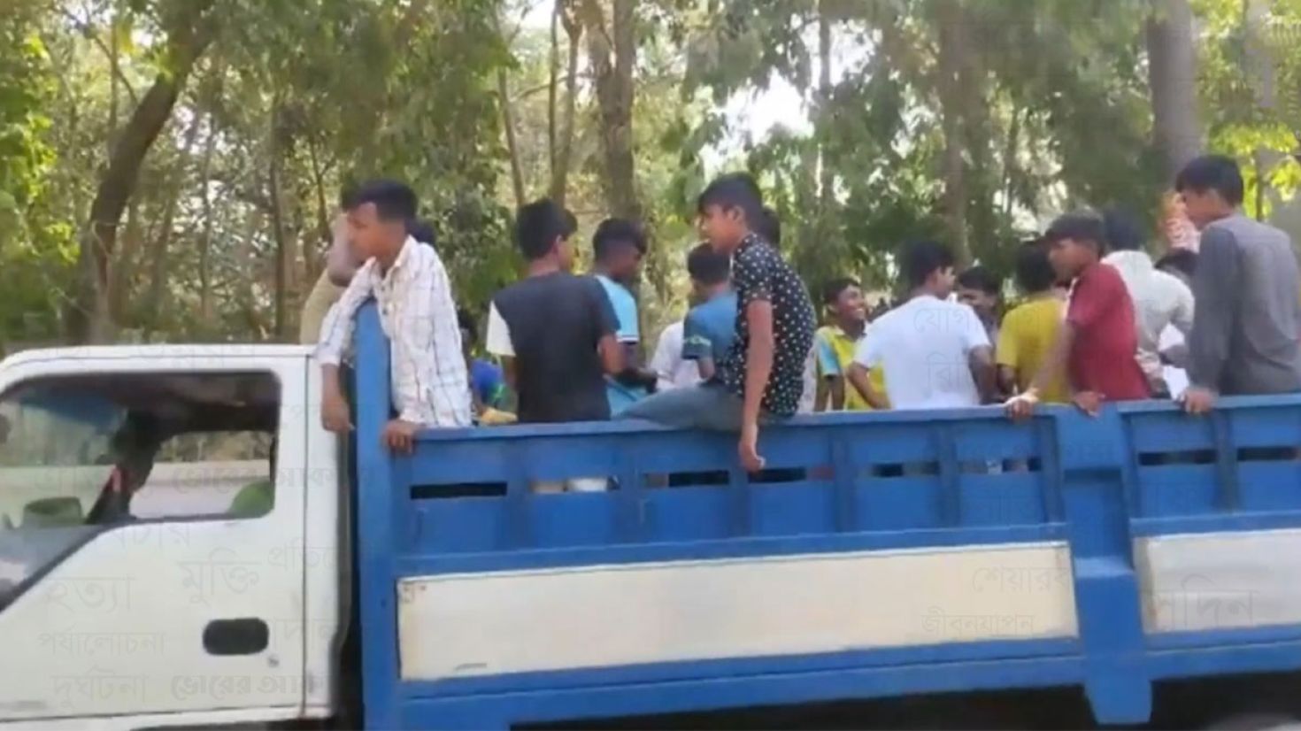 কক্সবাজারে যুবলীগের মিছিলে নিয়ে যাওয়ার সময় ট্রাকভর্তি রোহিঙ্গা আটক