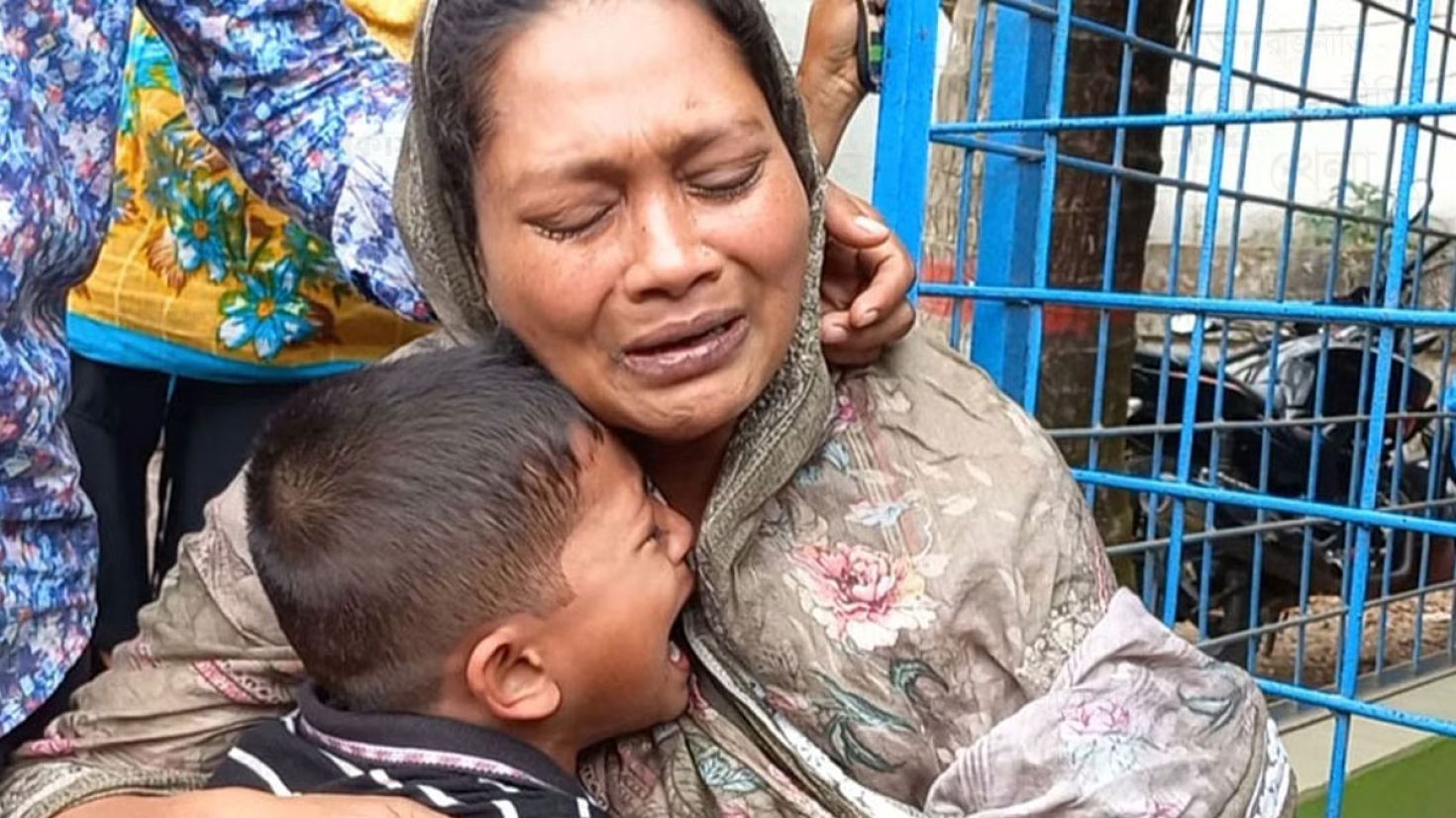 মাদারীপুরে বাস খাদে: বিদেশ যাওয়া হলো না  তাসমিমের বাবার