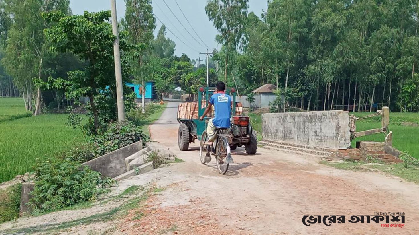 গাইবান্ধায় ঝুঁকিপূর্ণ ব্রিজের ওপর দিয়েই চলছে যানবাহন