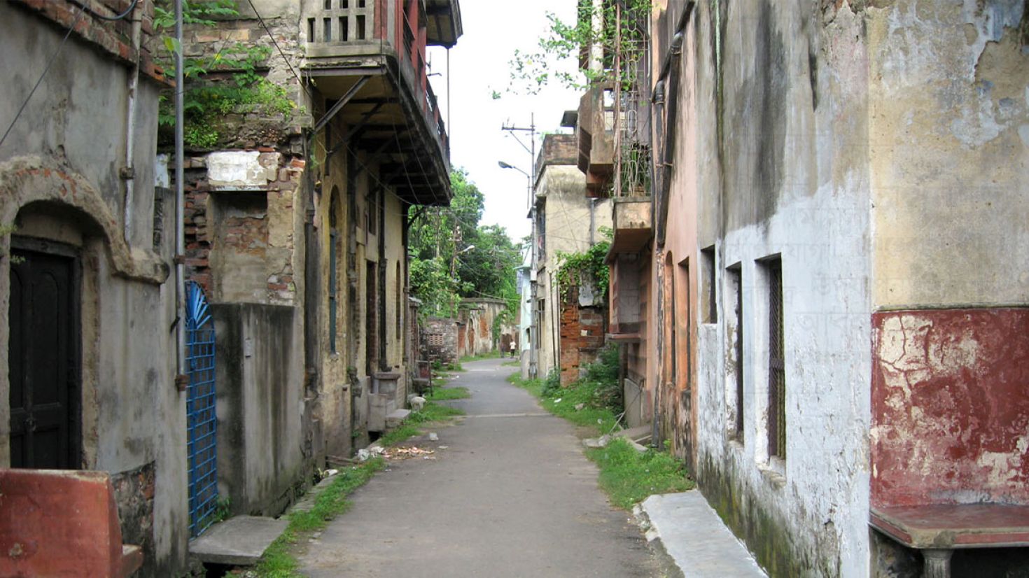 চুরি হচ্ছে শ্রমিক কলোনির জানালা-দরজা-গ্রিল