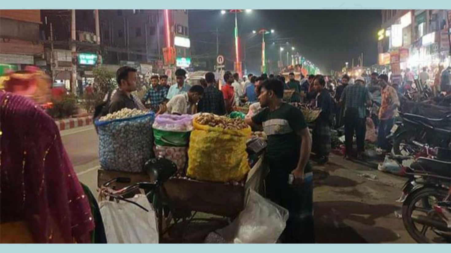 হকারদের দখলে ফুটপাত, চাঁদা নিচ্ছে প্রভাবশালীরা