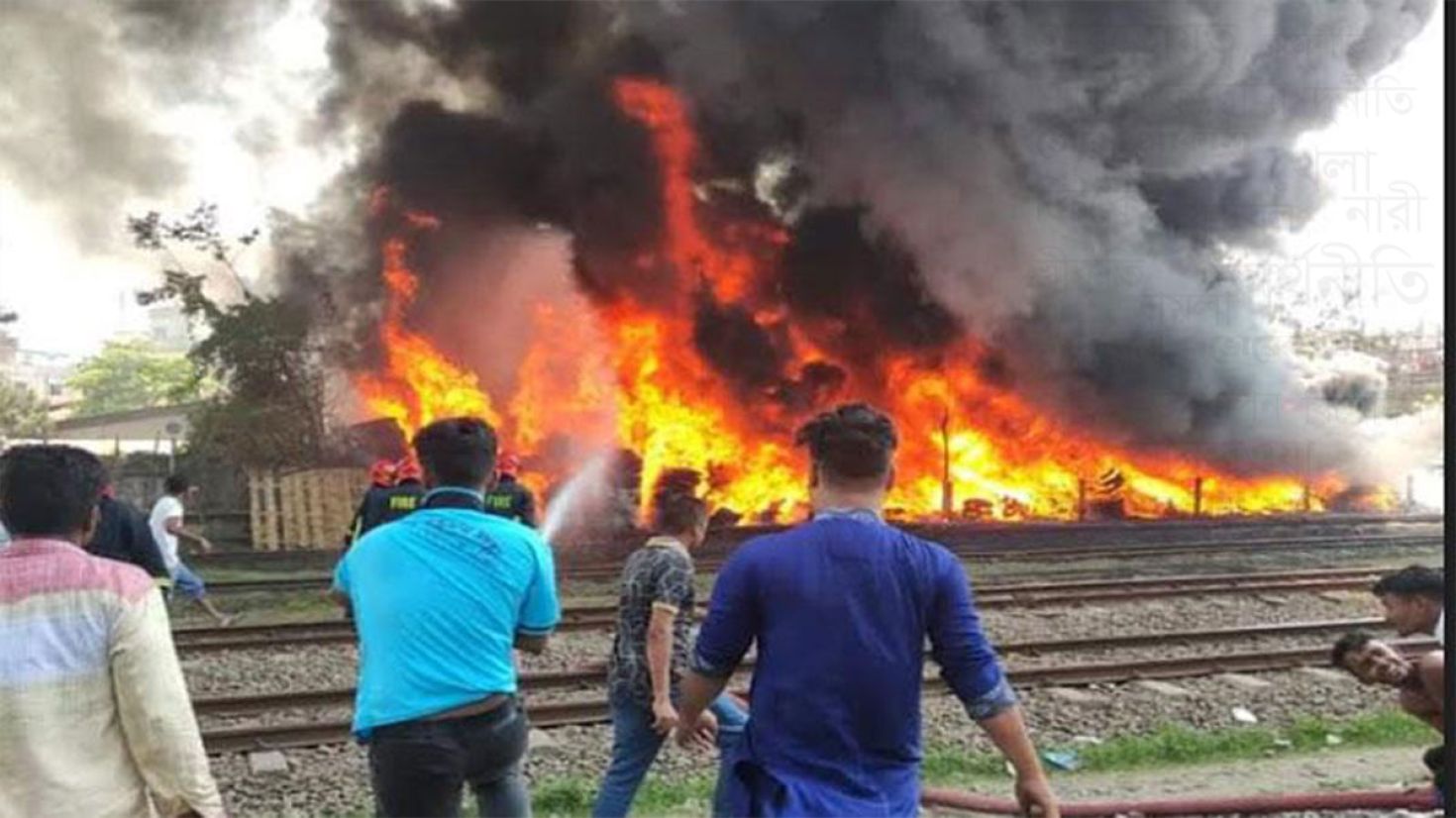 চট্টগ্রামে টায়ারের গুদামে ভয়াবহ অগ্নিকান্ড, ট্রেন চলাচল বন্ধ