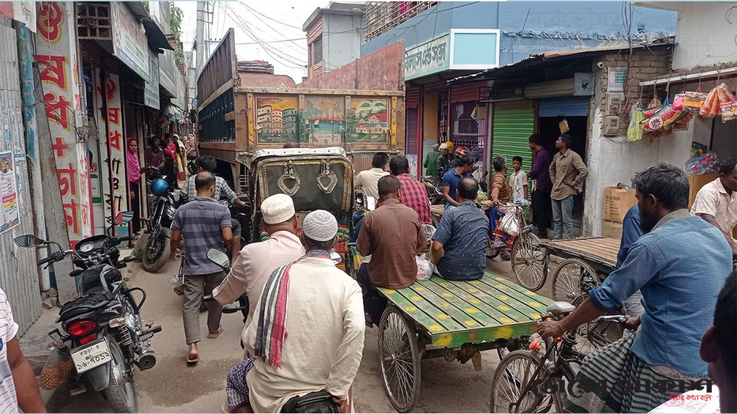 তীব্র যানজটে নাকাল ফুলবাড়ী পৌরবাসী