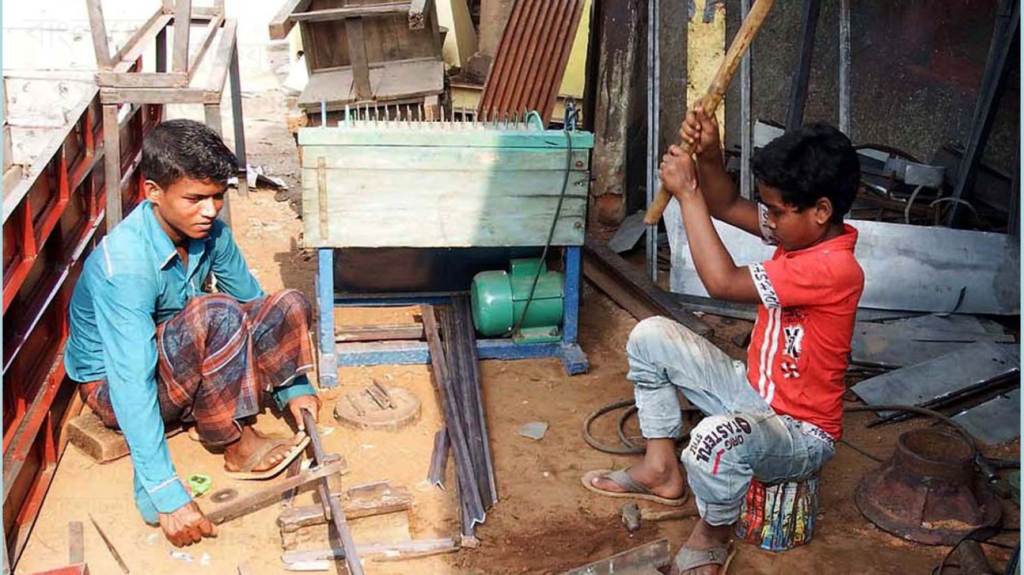 খোলা রাস্তায় চলে ওয়েল্ডিং, দুর্ভোগে পথচারীরা