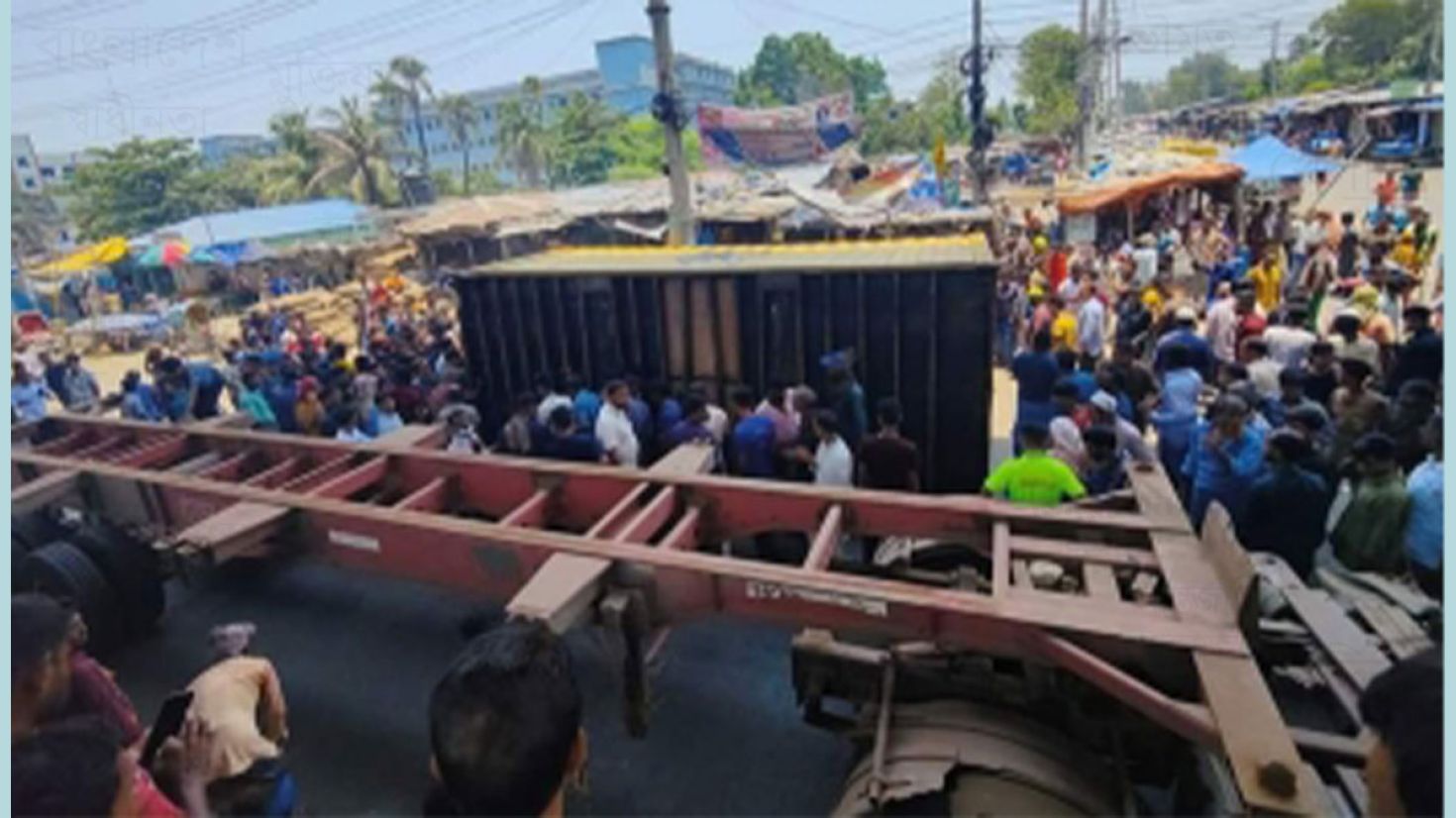 পতেঙ্গায় কনটেইনার পড়ে ২ জনের মৃত্যু