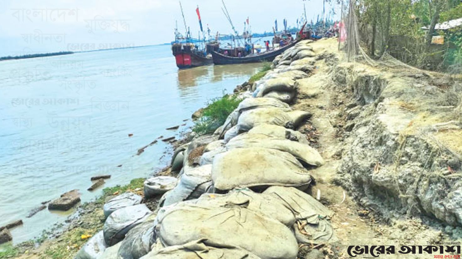 মোখা আতঙ্কে রাত-দিন পাহারা দিচ্ছে ঝুঁকিপূর্ণ বেড়িবাঁধ