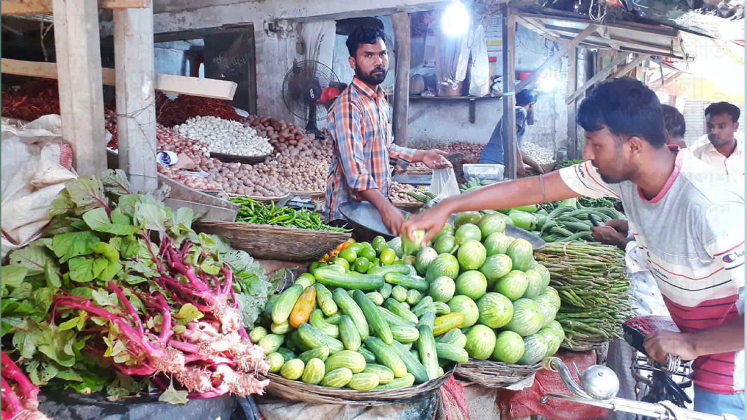 ফুলবাড়ীতে অসহনীয় সবজি ও মাছ বাজার