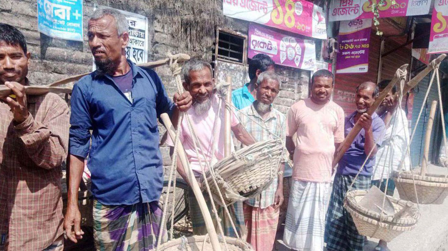 শ্রমের হাটে অপেক্ষায় থাকেন শ্রম বিক্রেতারা