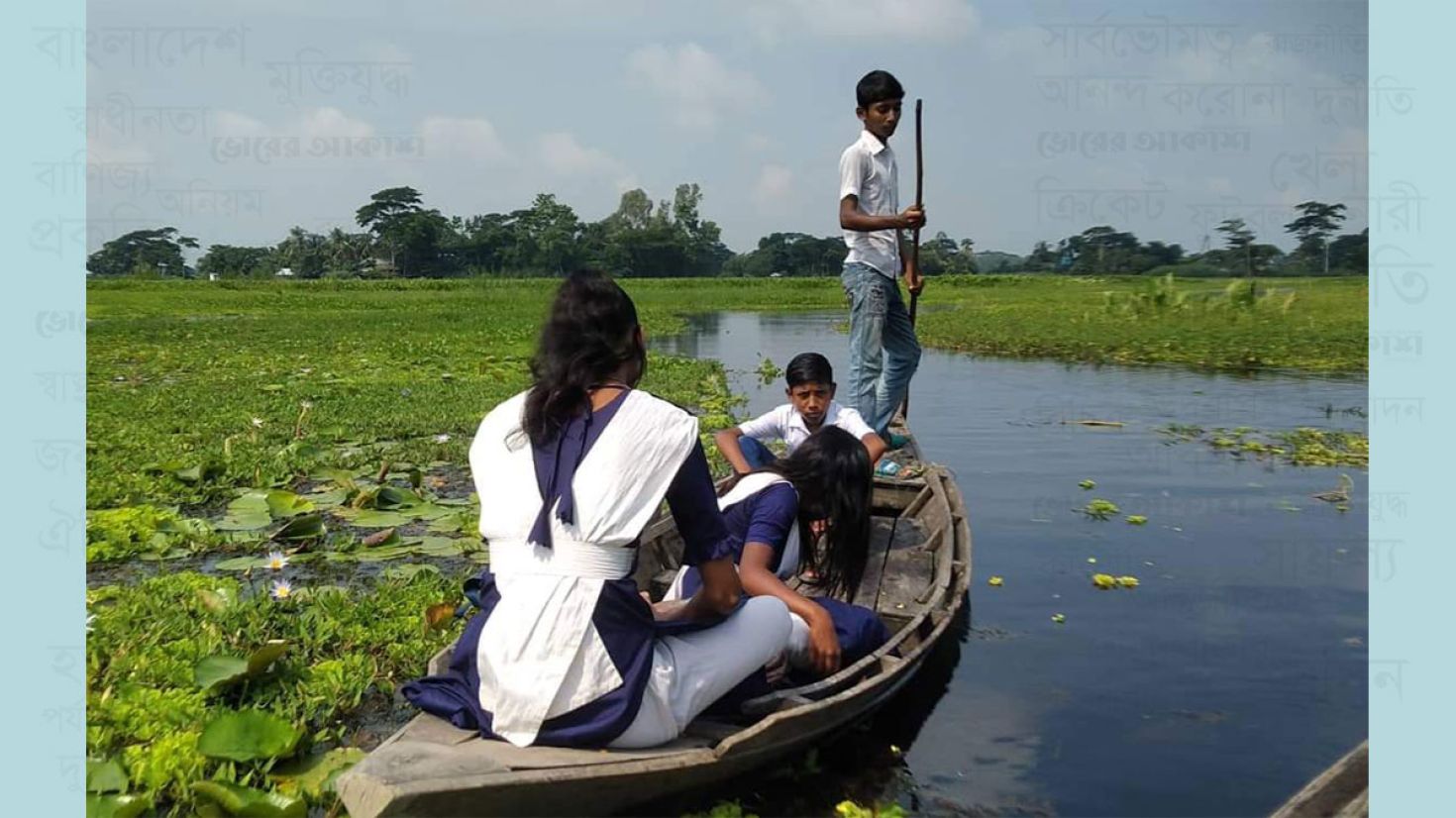 যাতায়াতের একমাত্র ভরসা ডিঙ্গি নৌকা