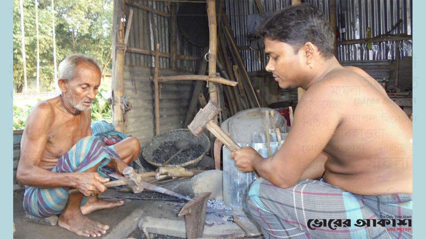 কোরবানি ঈদকে সামনে রেখে ব্যস্ততা বাড়ছে কামার সম্প্রদায়ের