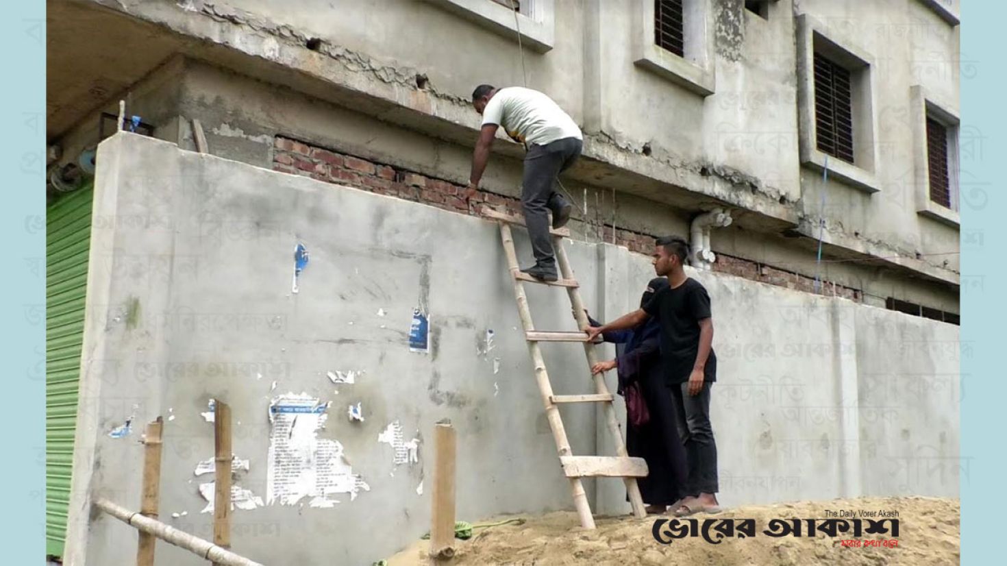 মূল ফটক ভেঙে দোকান নির্মাণের অভিযোগ, জিম্মি ৩০ পরিবার