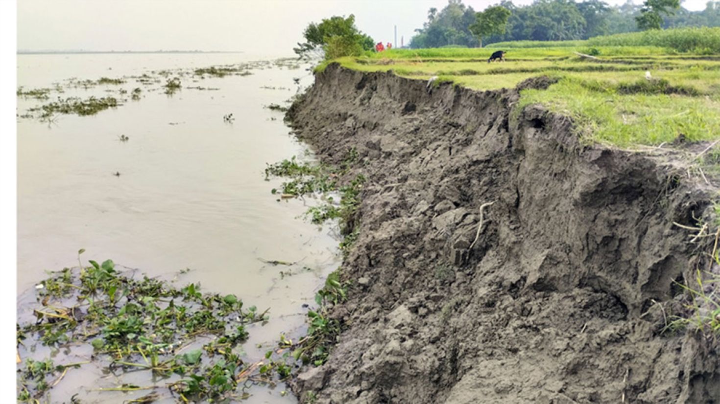 ভাঙন-আতঙ্কে নদীতীরের মানুষ