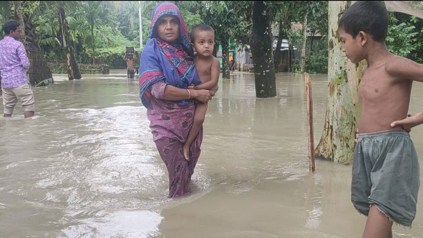 বন্যা পরিস্থিতি অপরিবর্তিত, পানিবন্দি ৬০ হাজার মানুষ