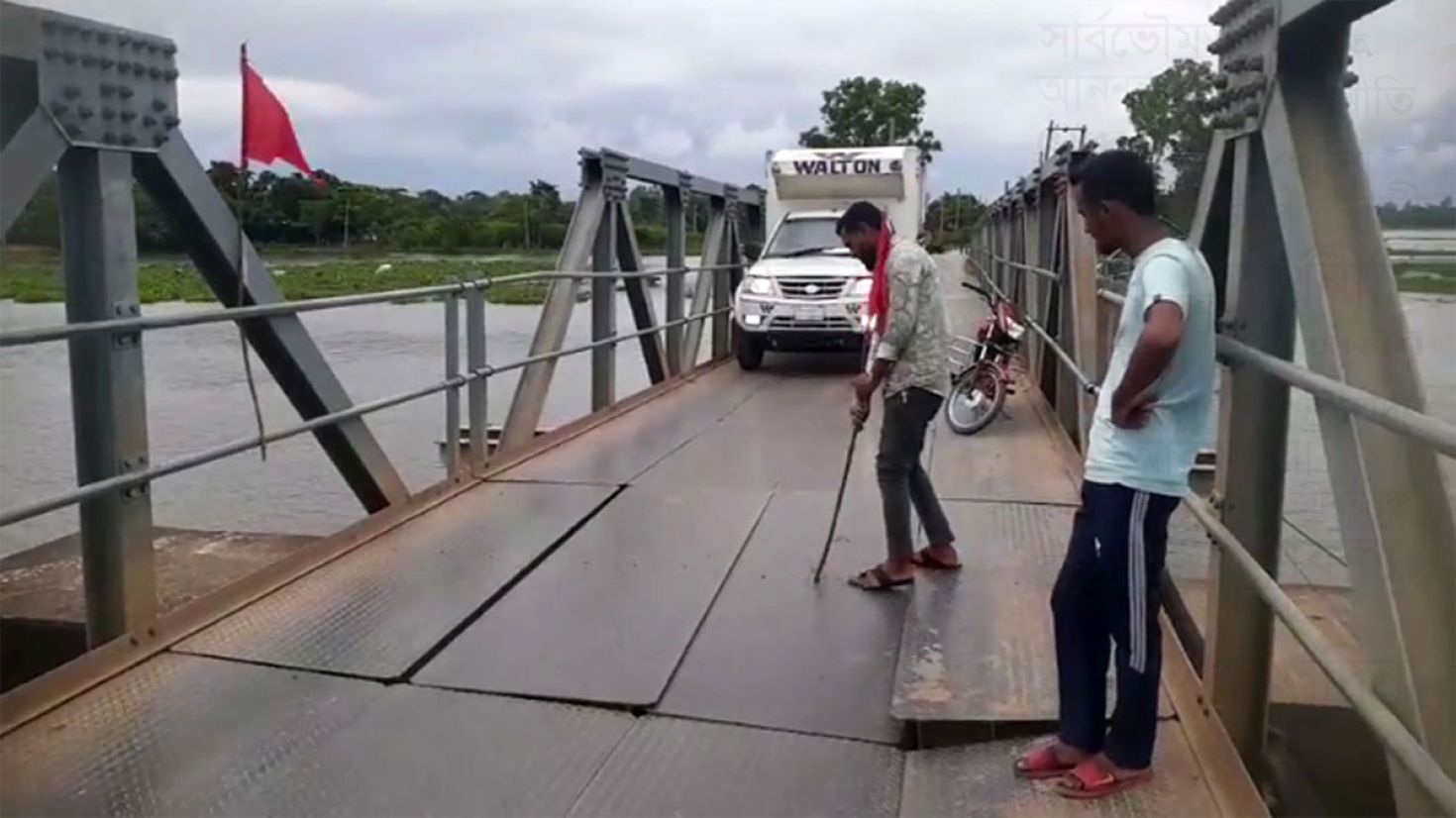 ঝুঁকিপূর্ণ সেতু দিয়ে চলছে ভারী যানবাহন