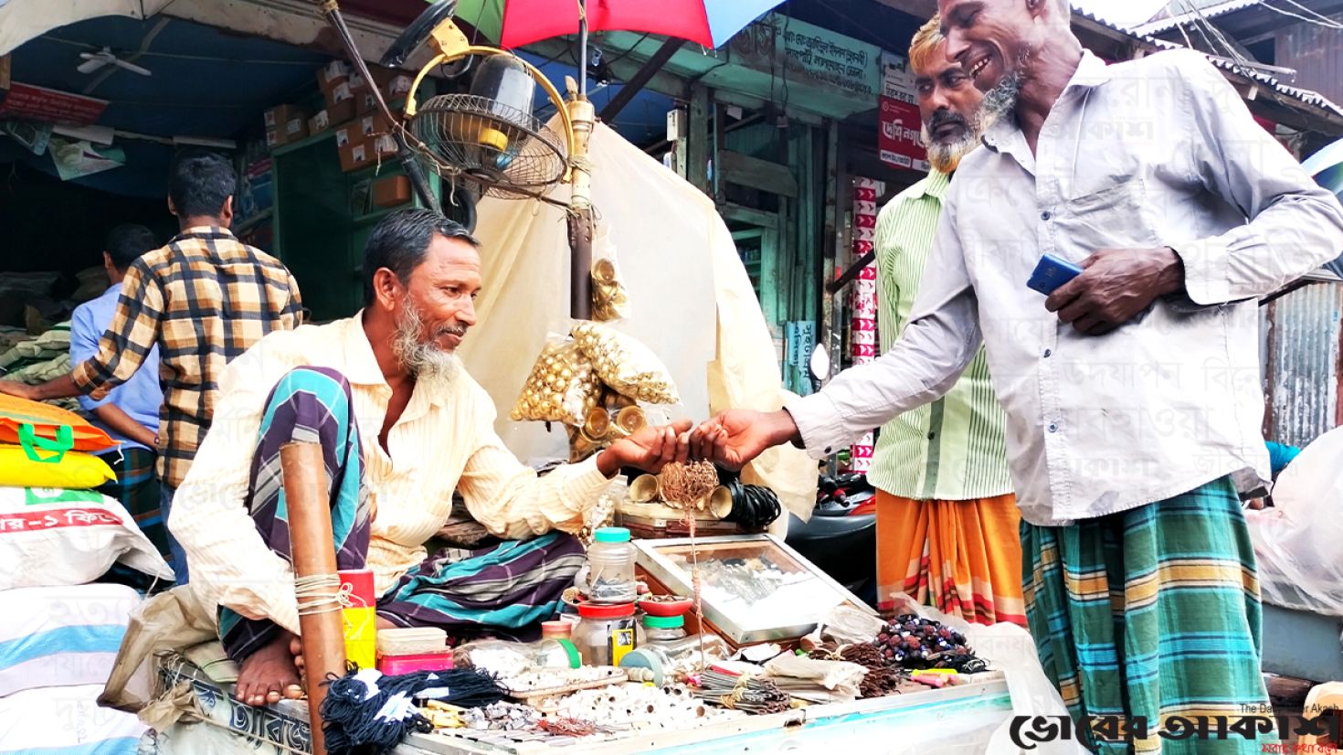 ৪৫ বছর ধরে তাবিজ বাঁধাই করে চলছে সংসার