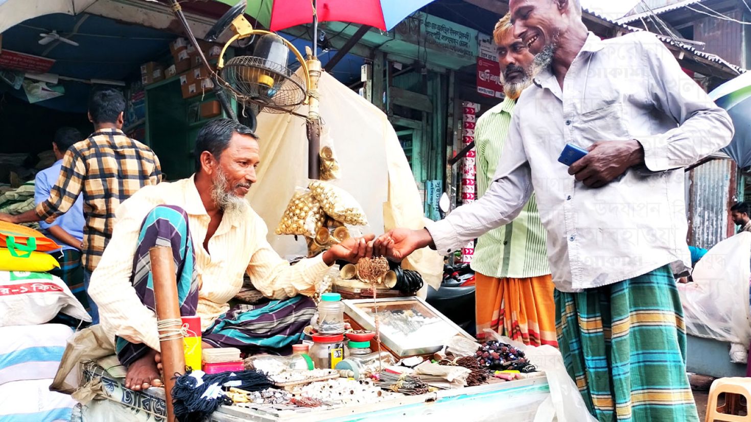 ৪৫ বছর ধরে তাবিজ বাঁধাই করে চলছে সংসার