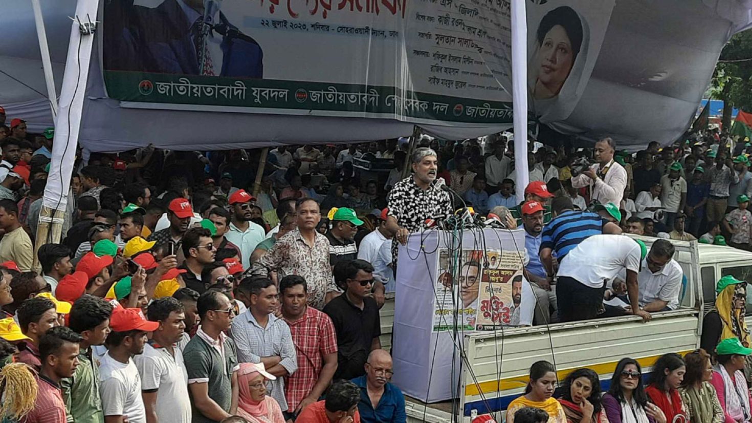 বিএনপির সমাবেশের মঞ্চ ভেঙে গেছে, চলছে পিকআপে