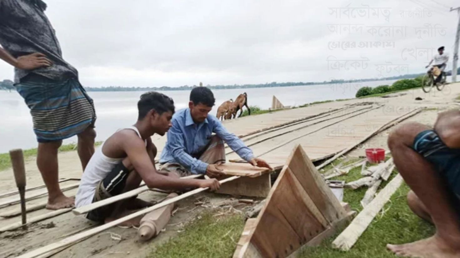 হালুয়াঘাটে নৌকা তৈরিতে ব্যস্ত কারিগর