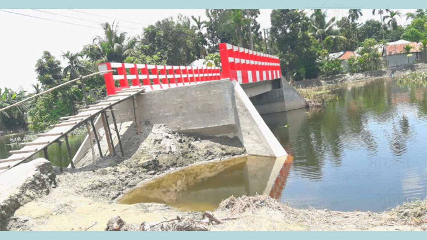 গলার কাঁটায় পরিণত হয়েছে সেতু, দুর্ভোগে বাসিন্দারা