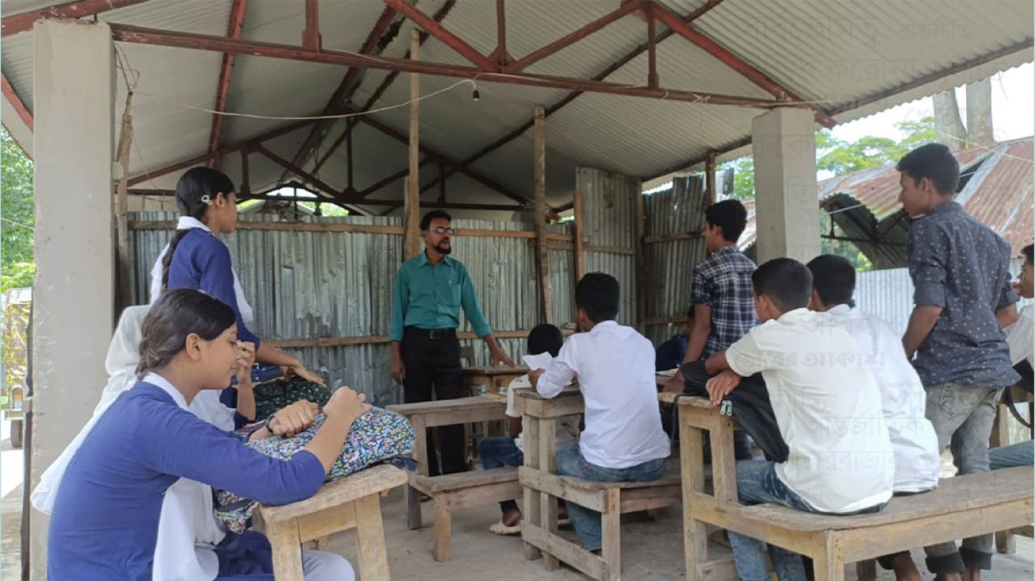 দেড় বছর যাবৎ বিদ্যালয়ের নির্মাণ কাজ বন্ধ, ক্লাস চলছে টলঘরে