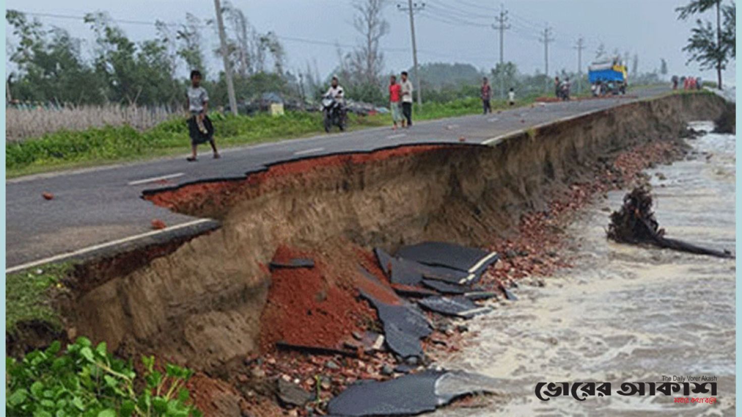 সাগরের ঢেউয়ের তোড়ে ভাঙছে মেরিন ড্রাইভ সড়ক