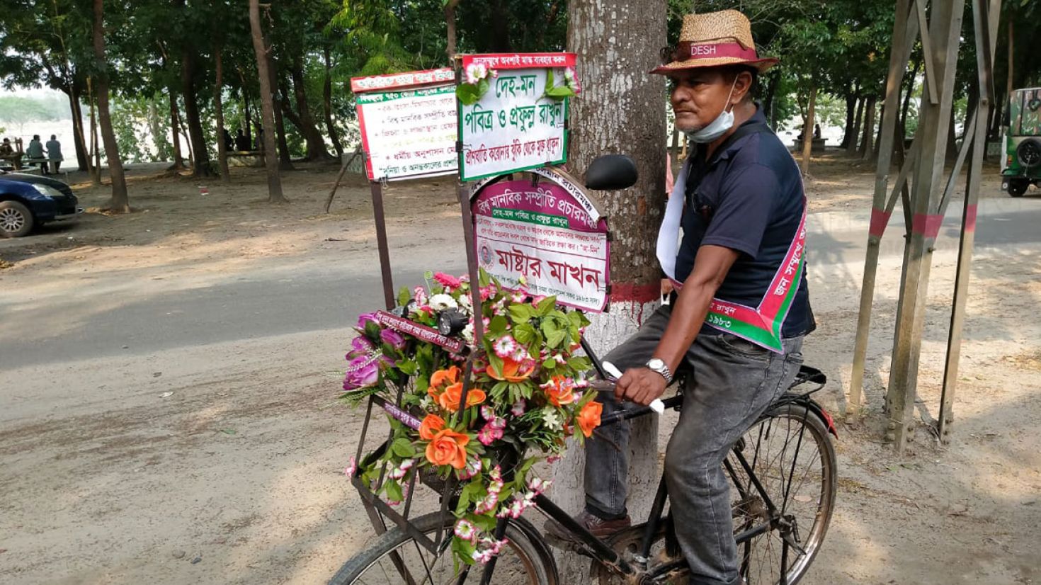 সাইকেল চালিয়ে শান্তির বাণী প্রচার করেন তিনি