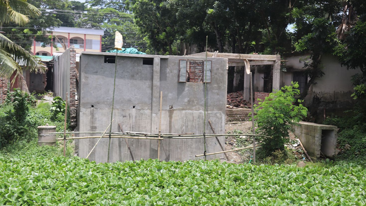 ভেদরগঞ্জে সরকারি খাল দখল করে পাকা ভবন নির্মাণ