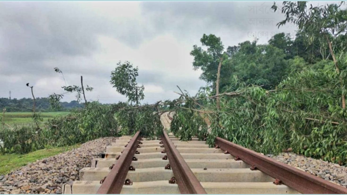 টাকা না পেয়ে আখাউড়া-আগরতলা রেললাইনে ব্যারিকেড দিলেন জমির মালিক