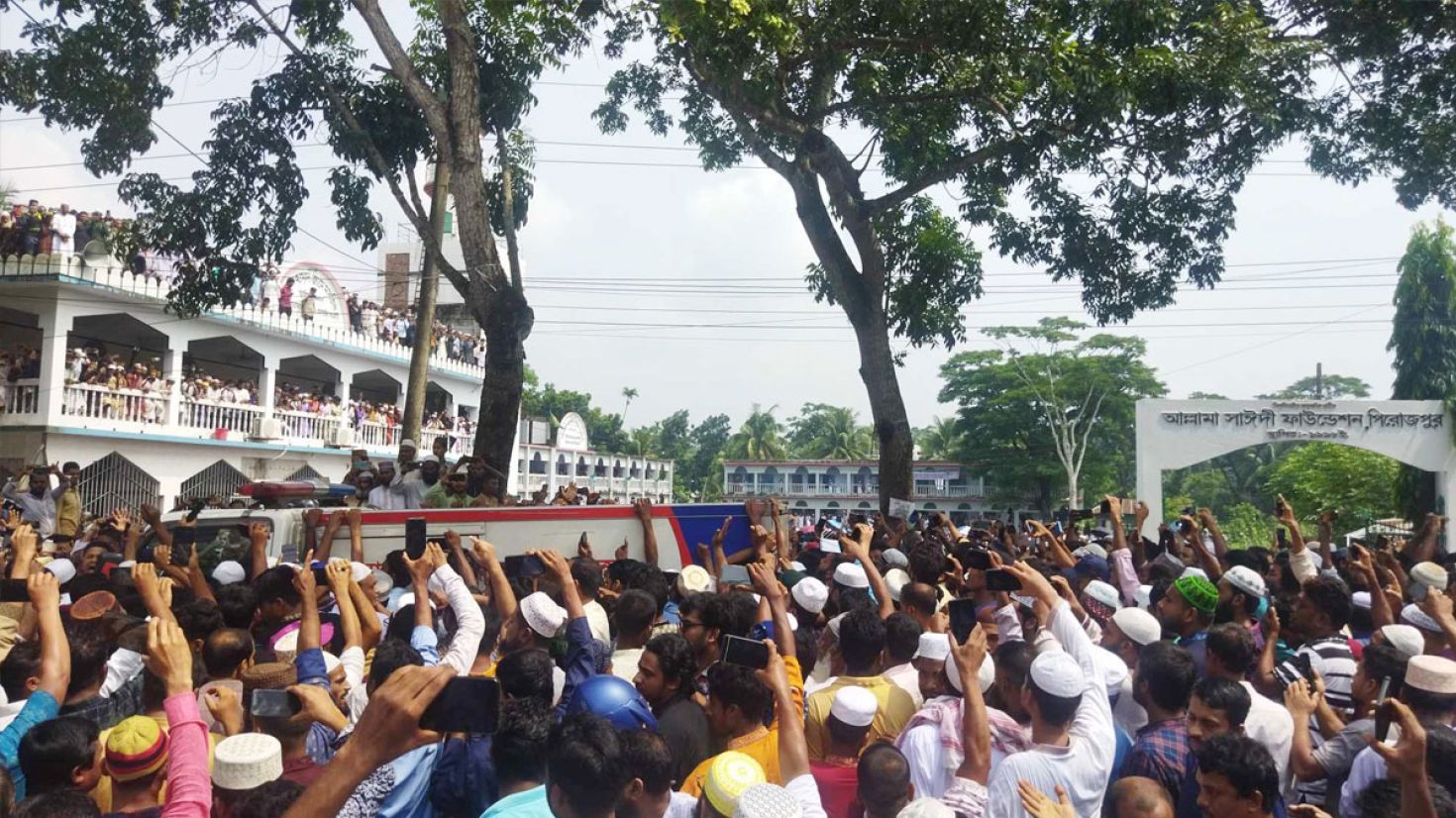 পিরোজপুরে পৌঁছেছে সাঈদীর মরদেহ, মানুষের ঢল