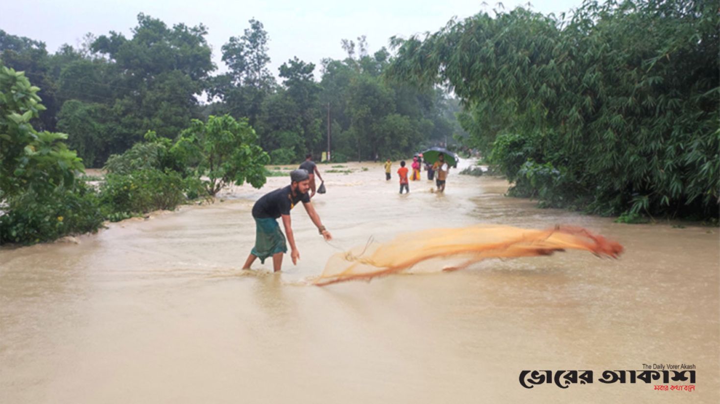 বন্যায় ভেসে গেছে ৩ হাজার পুকুরের মাছ