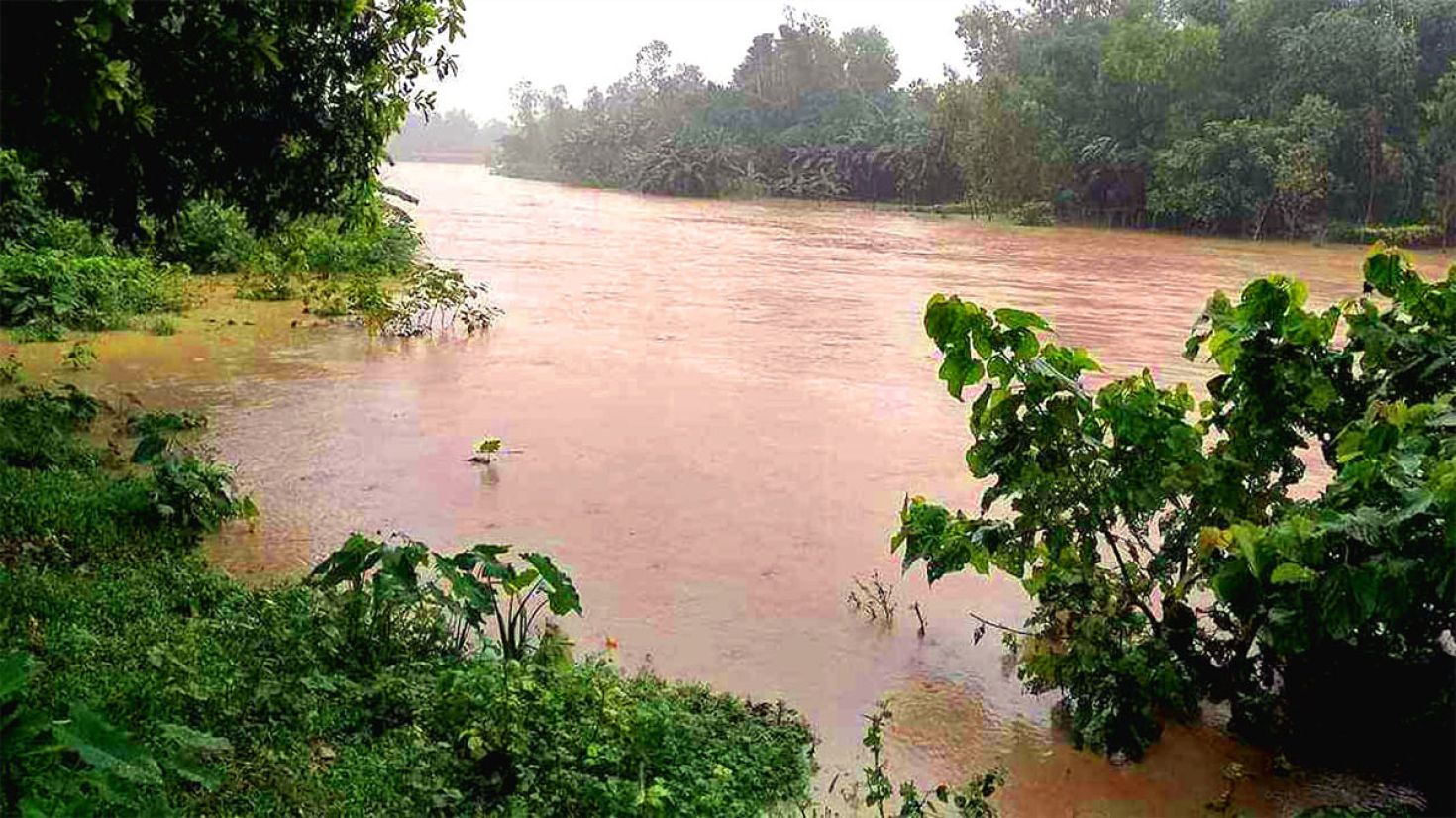 পাহাড়ি ঢল ও টানা বৃষ্টিতে জনদুর্ভোগ চরমে