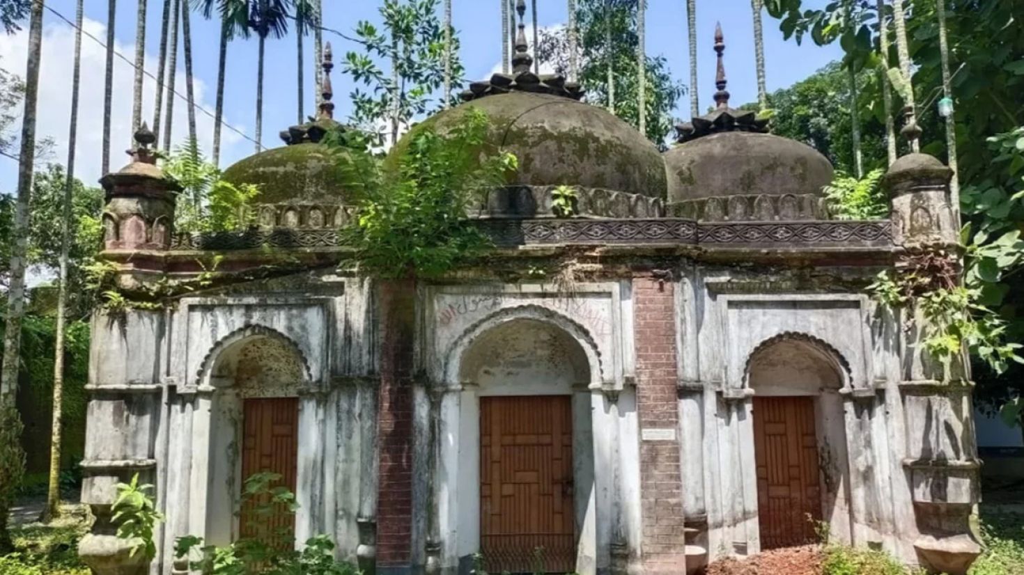 ধ্বংসের পথে ৫০০ বছরের ফকির বাল্লেগশাহ মসজিদ