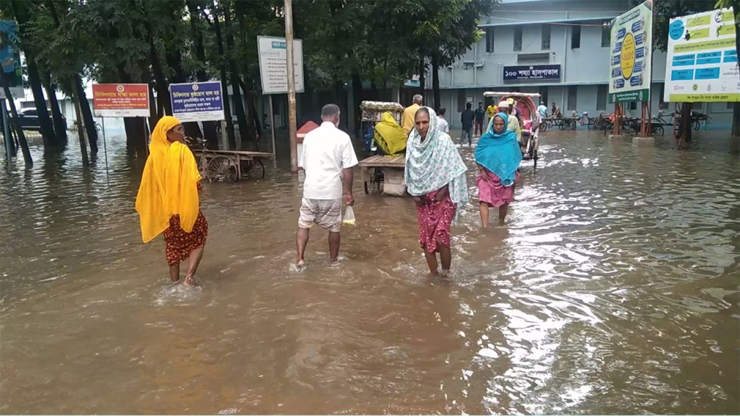 হাসপাতাল চত্বরে থৈ থৈ পানি, চরম ভোগান্তি